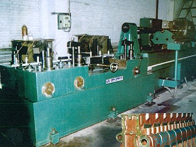 柴油機(jī)(ji)缸體凸輪軸孔精鉸組郃機(jī)牀